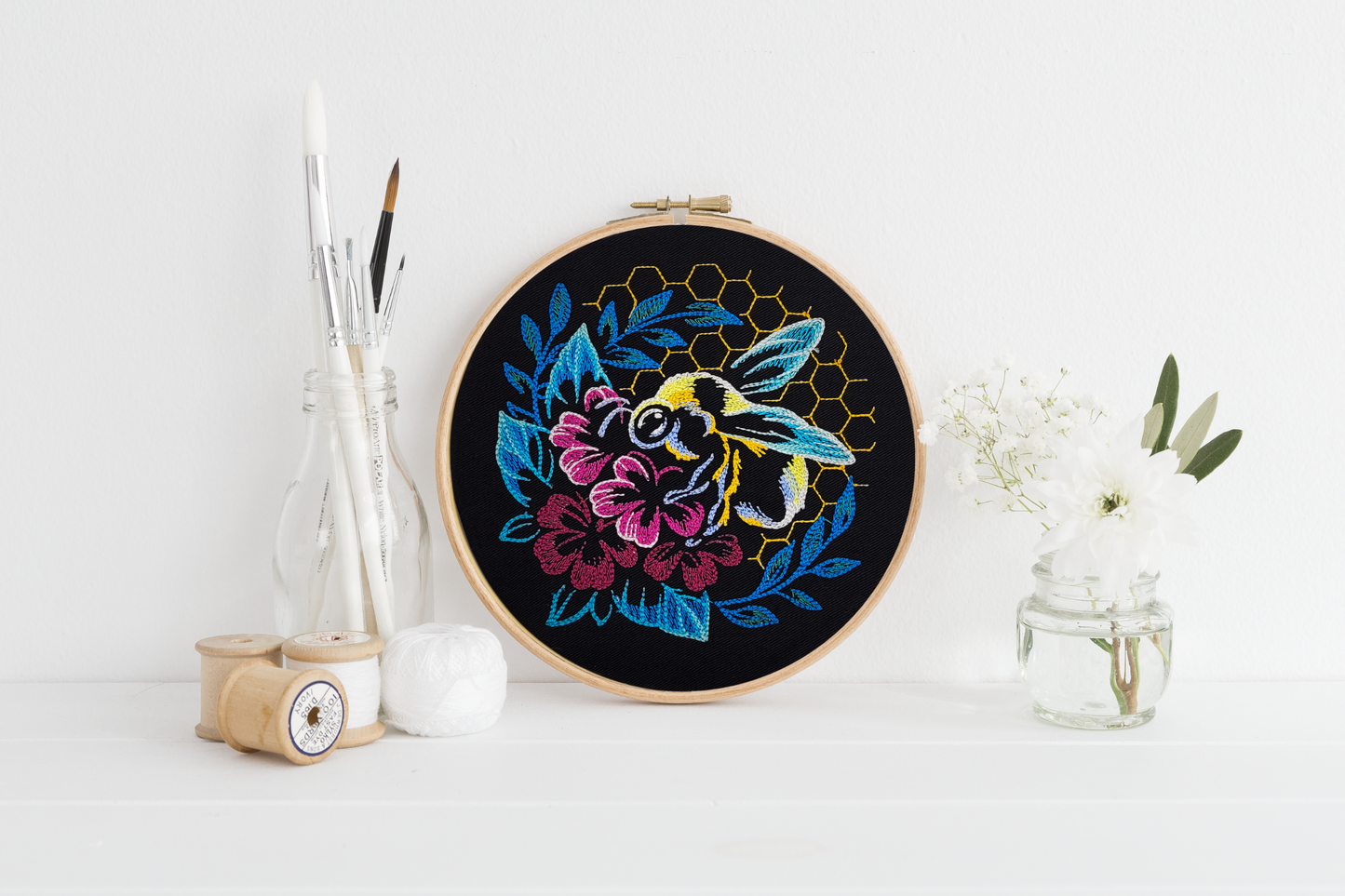 Tenture murale brodée fleur et abeille - Cerceau de 15 cm