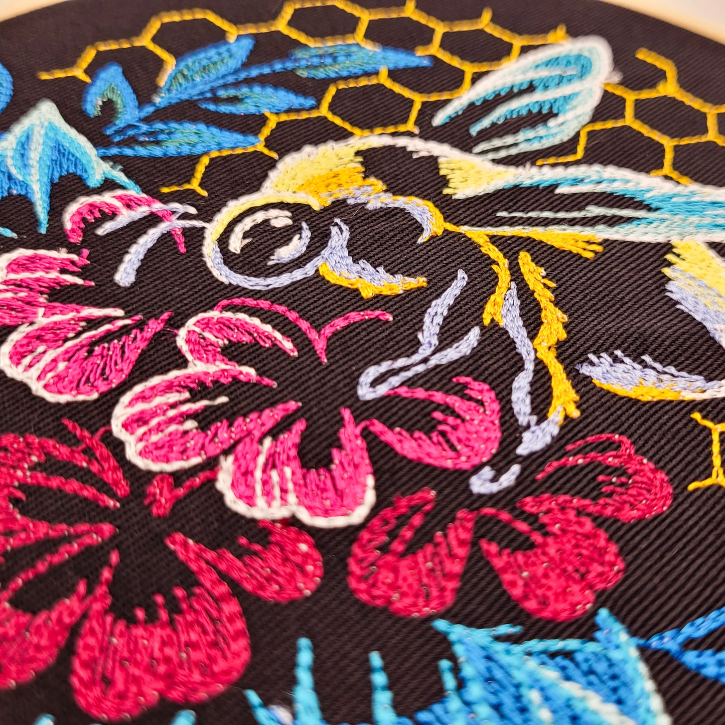 Tenture murale brodée fleur et abeille - Cerceau de 15 cm
