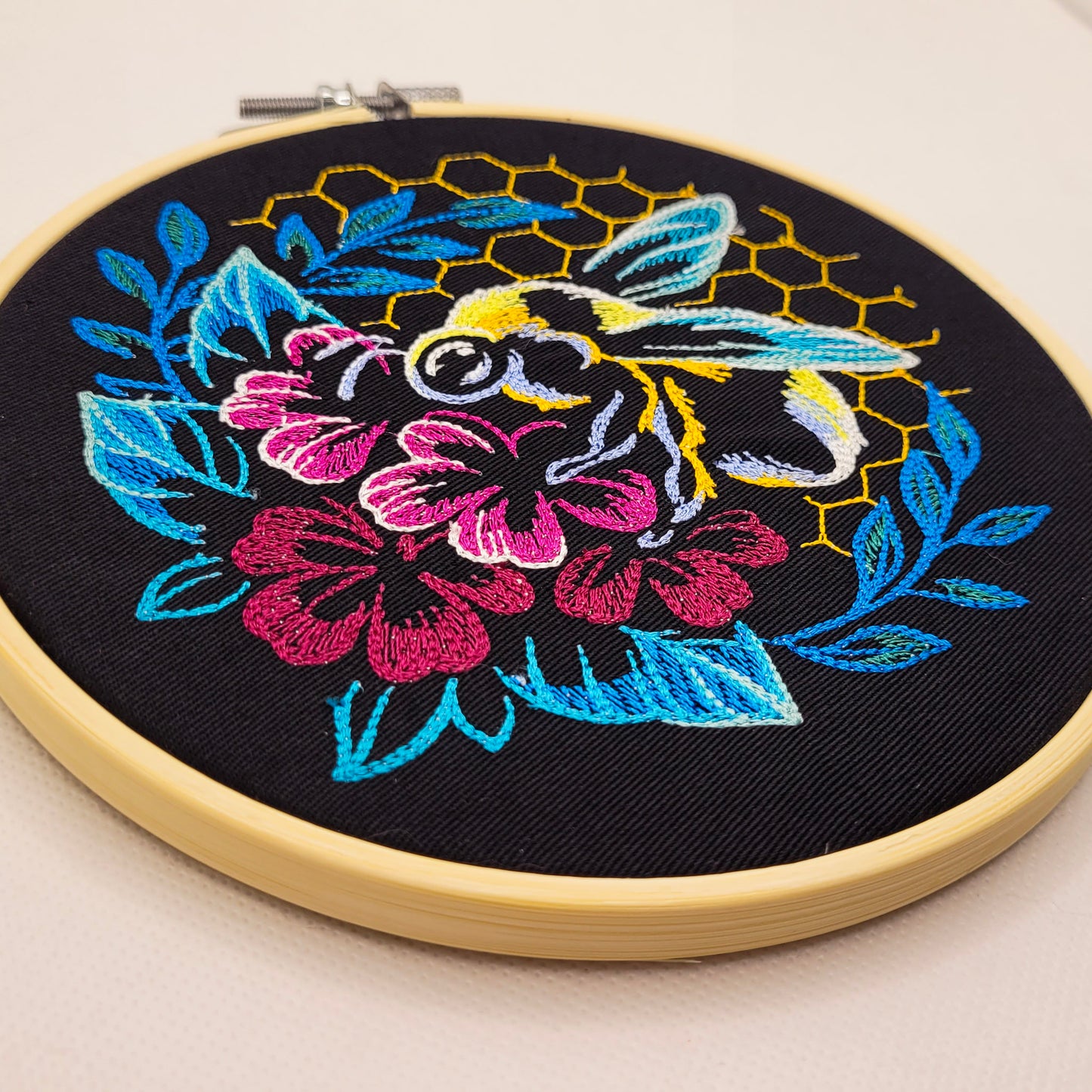 Tenture murale brodée fleur et abeille - Cerceau de 15 cm