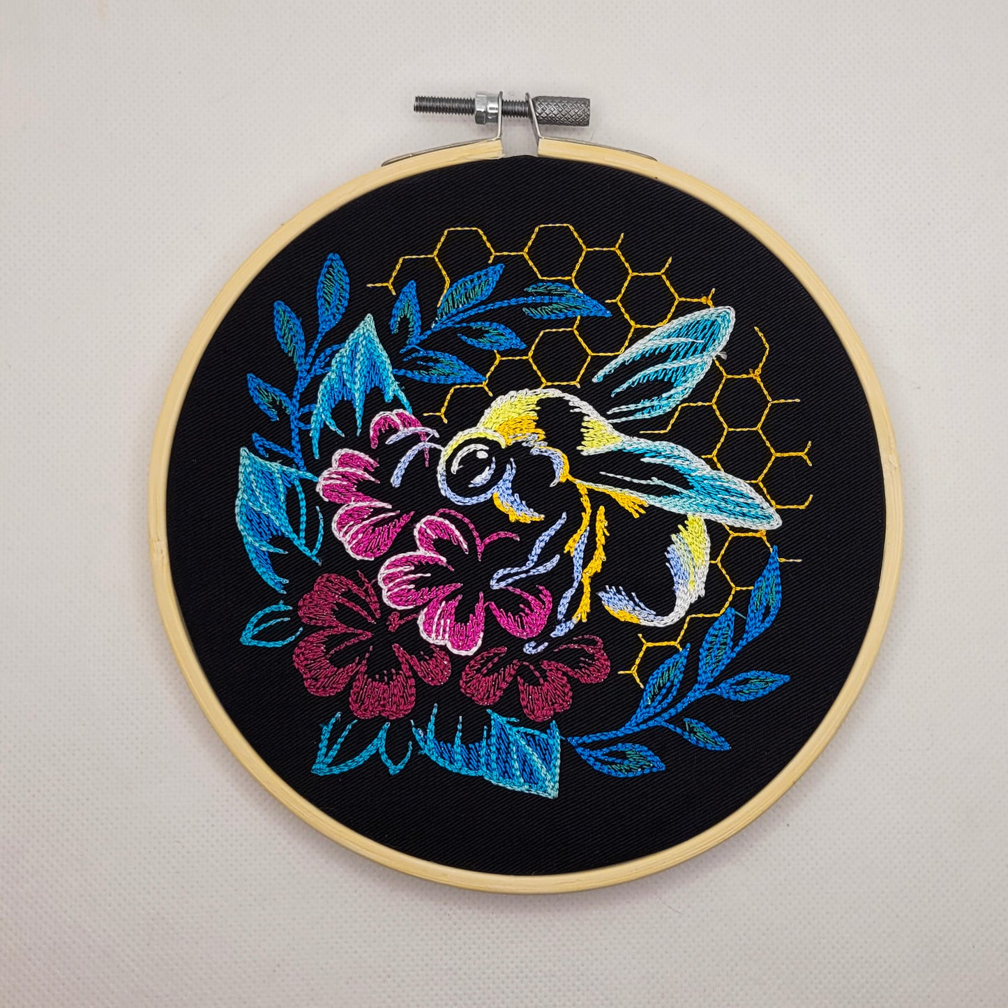 Tenture murale brodée fleur et abeille - Cerceau de 15 cm