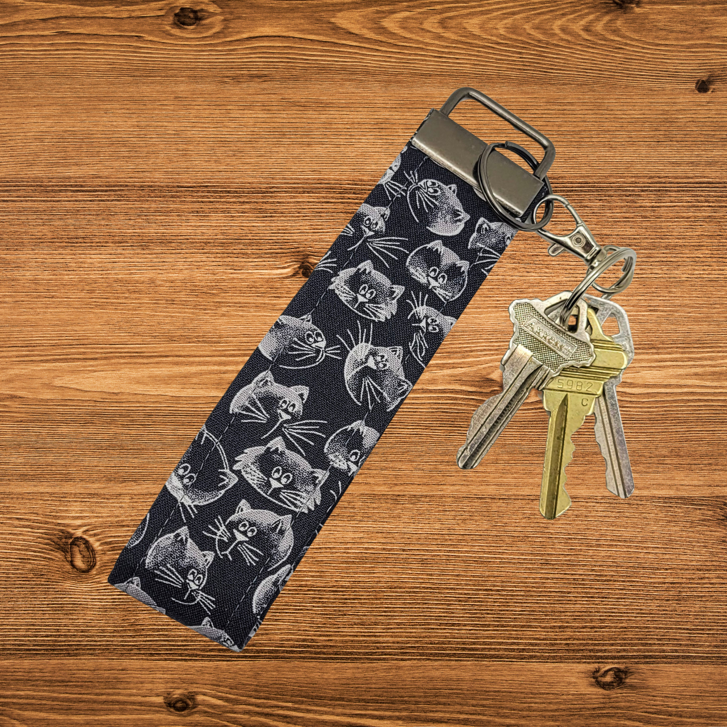 Porte-clés bracelet à visages de chat noir