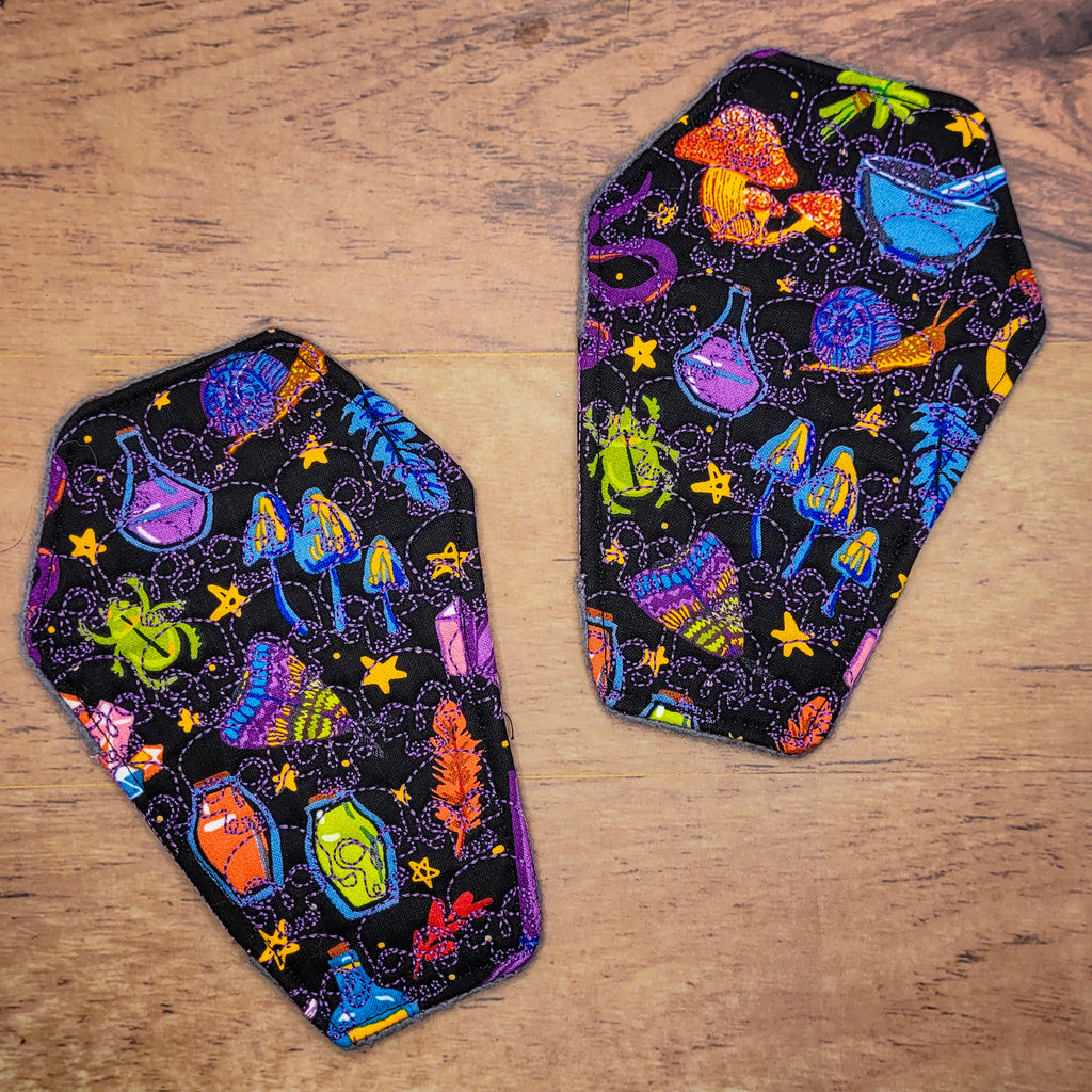 Tapete para taza con forma de ataúd bordado con calavera de Magick Shop