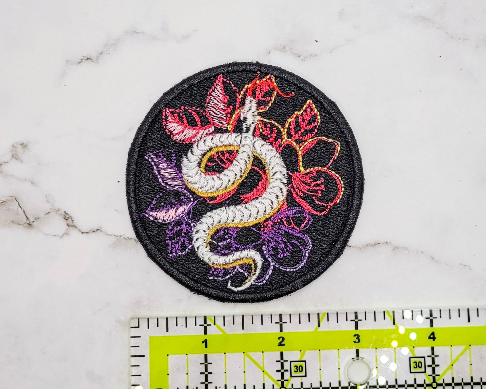 Parche bordado de serpiente blanca