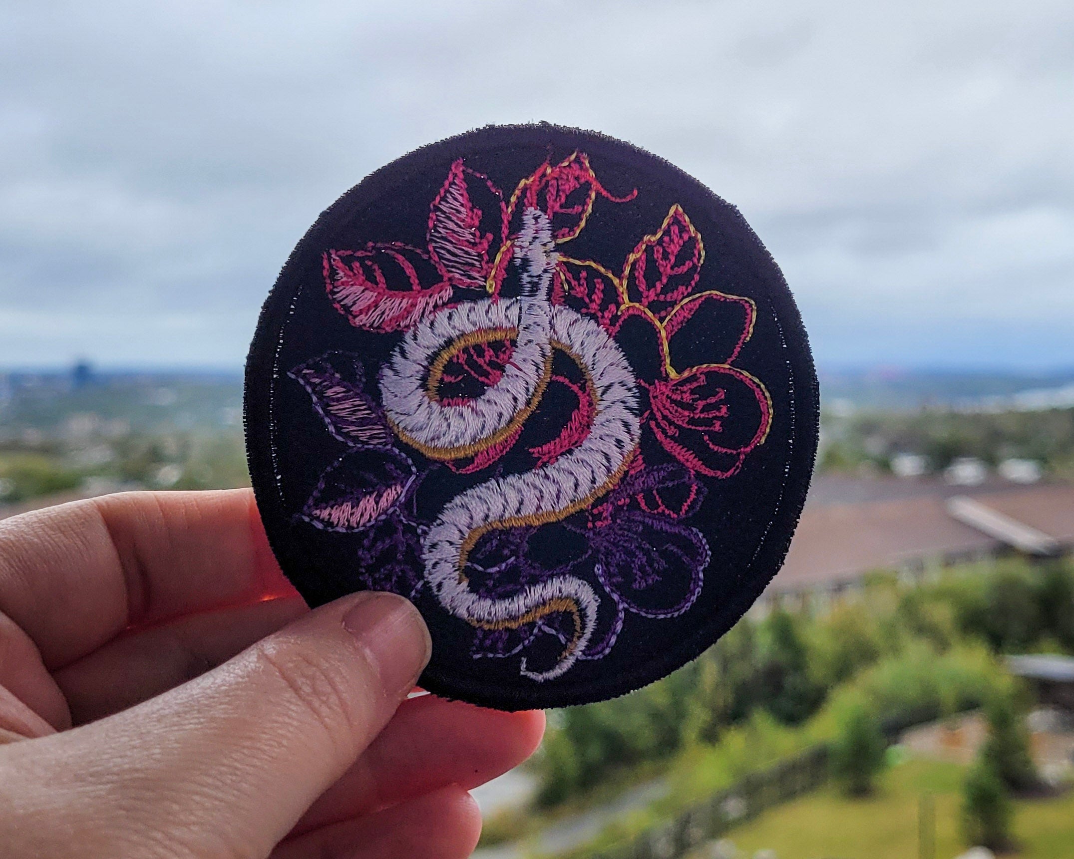 Parche bordado de serpiente blanca