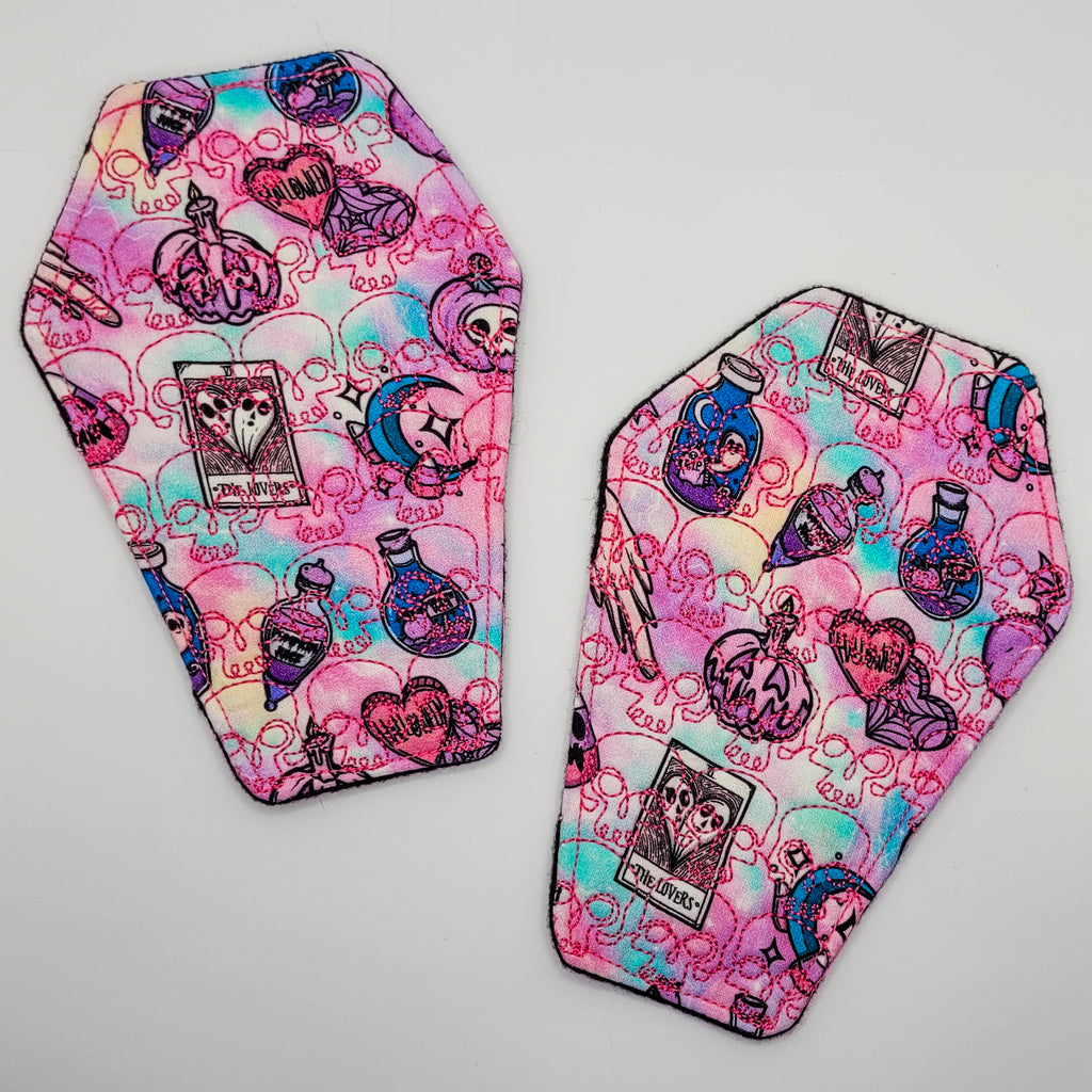 Tapete para taza con forma de ataúd bordado con calavera de Witchy Nights