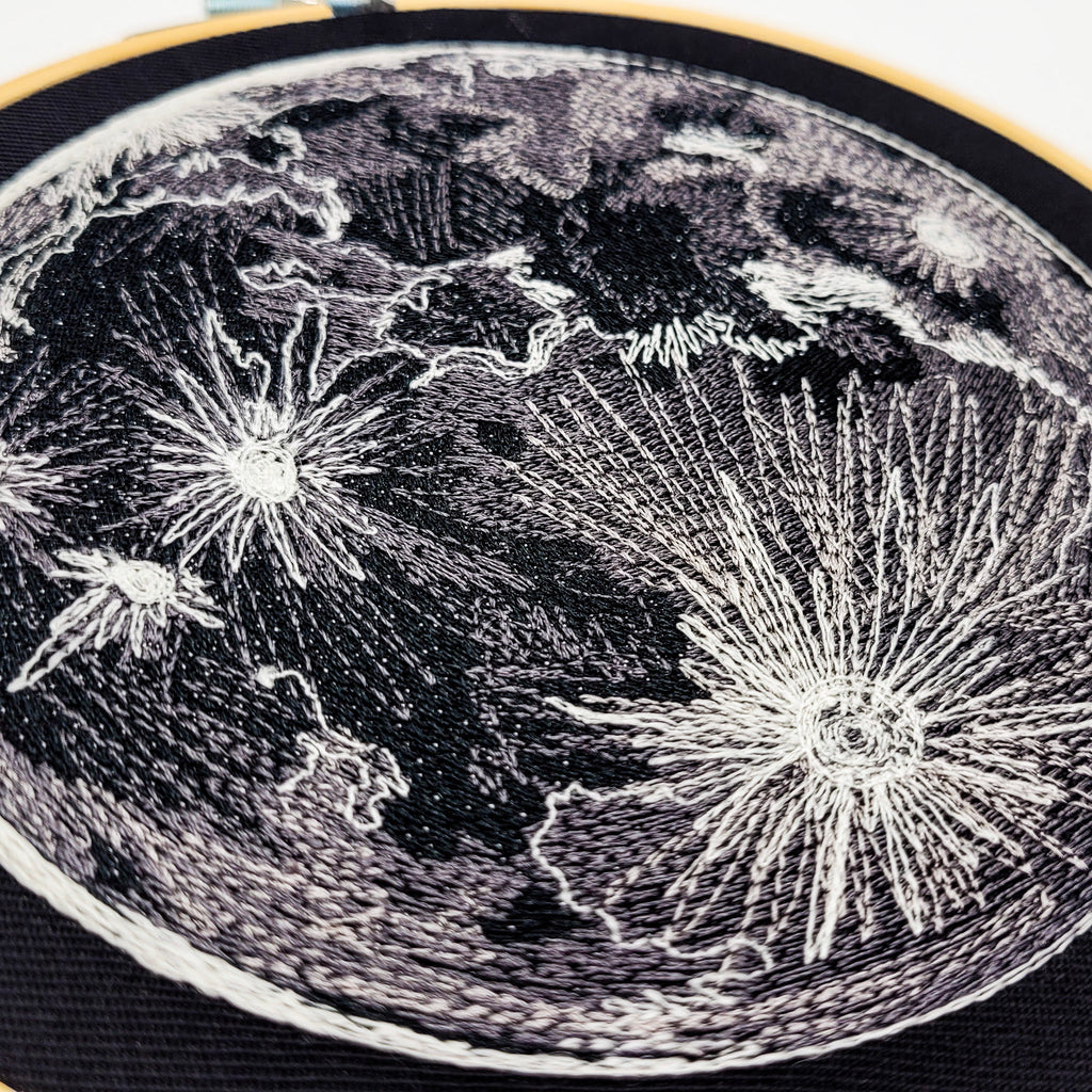 Tenture murale brodée « La Lune » - Cerceau de 15 cm 