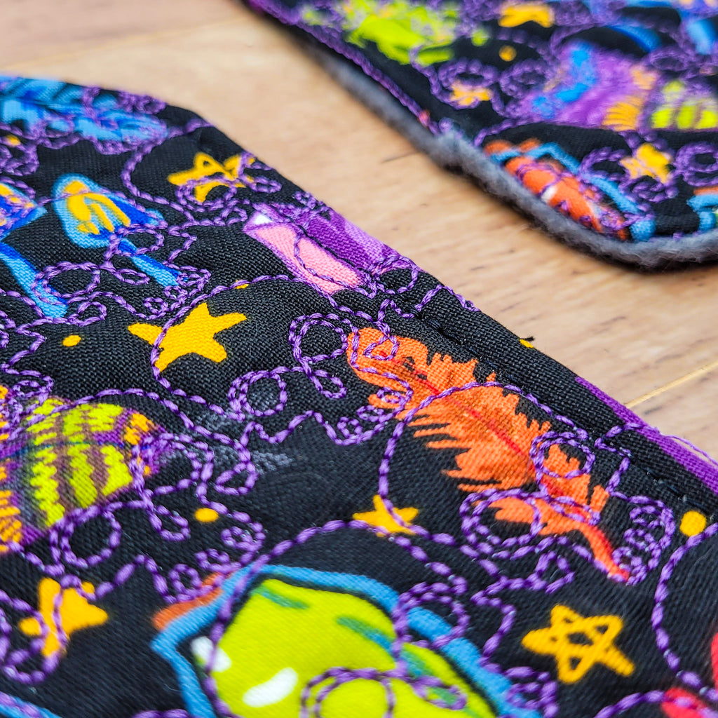 Tapete para taza con forma de ataúd bordado con calavera de Magick Shop