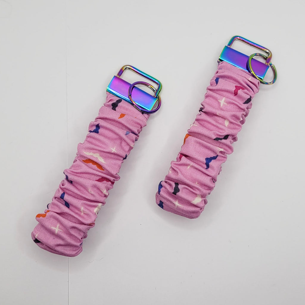 Llavero de muñeca con coletero de murciélagos rosas