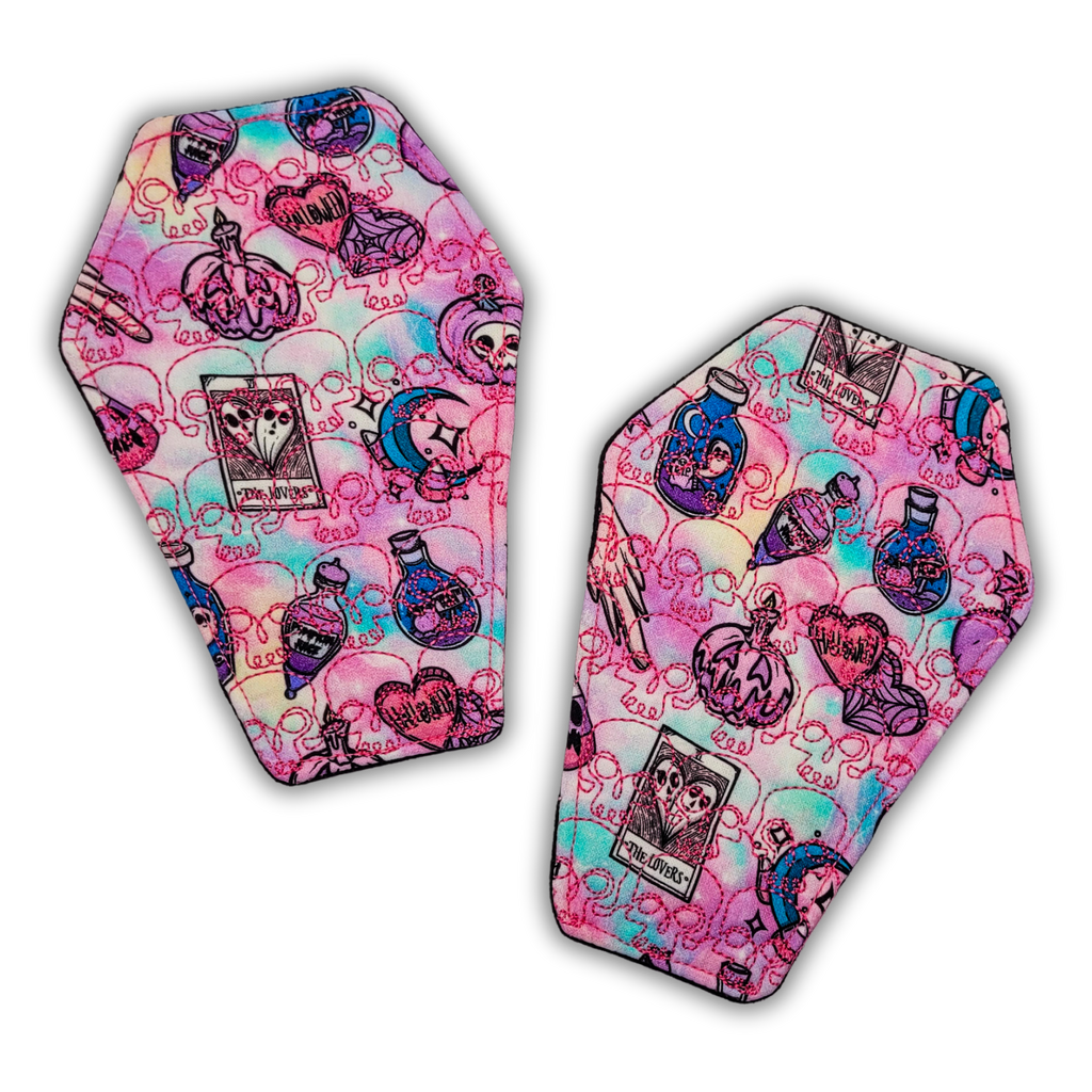 Tapete para taza con forma de ataúd bordado con calavera de Witchy Nights
