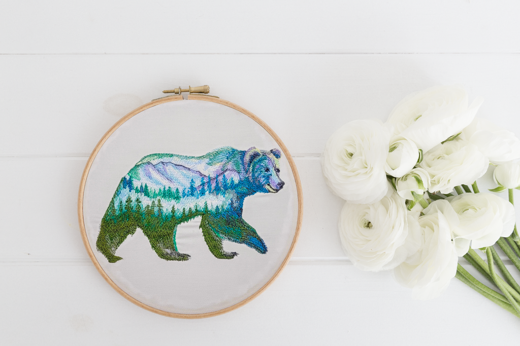 Oso del bosque bordado para colgar en la pared - Aro de 20 cm 