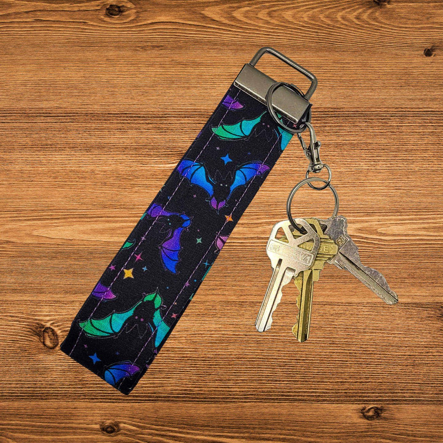Porte-clés avec dragonne et motif chauve-souris pastel
