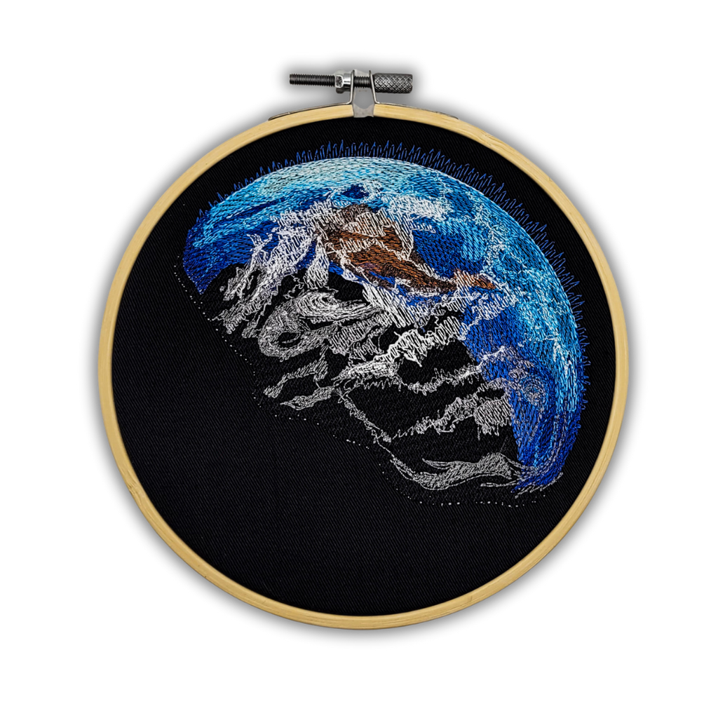 Colgante de pared bordado Planeta Tierra - Aro de 15 cm 