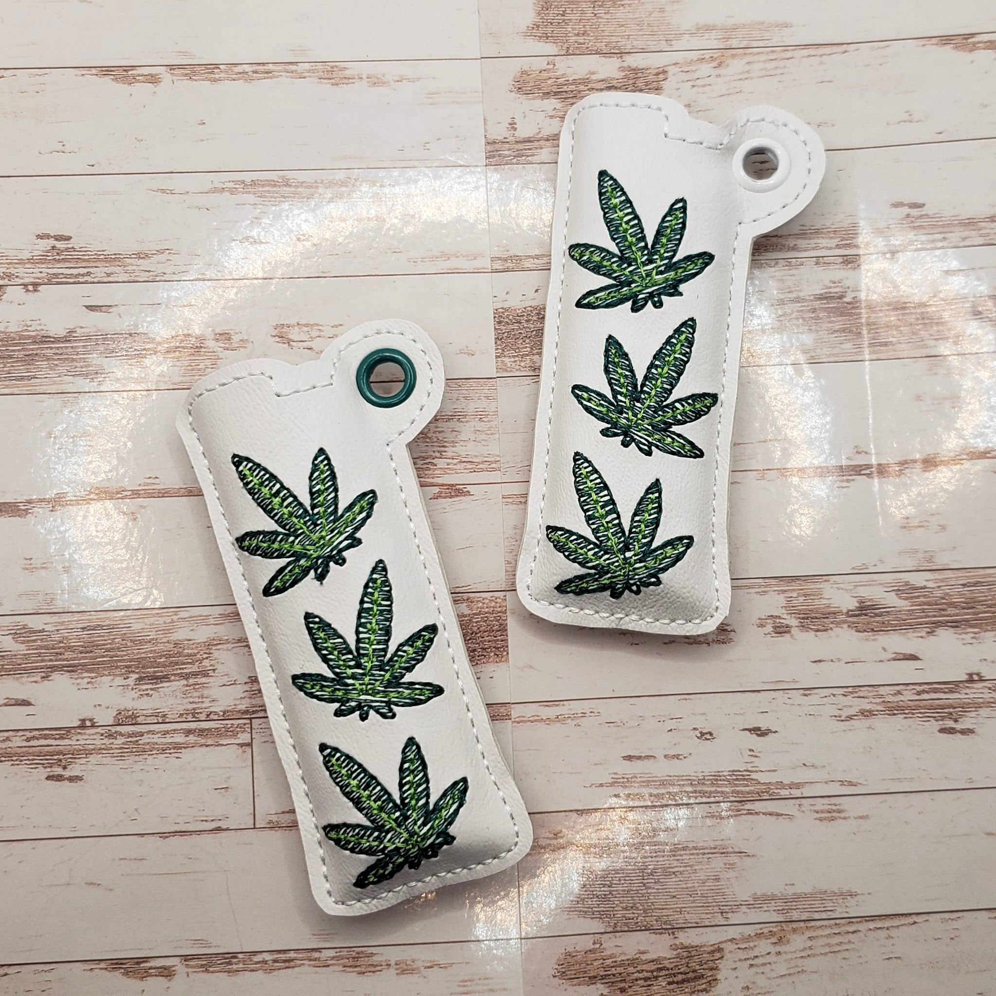 Estuche para encendedor con hojas de cannabis