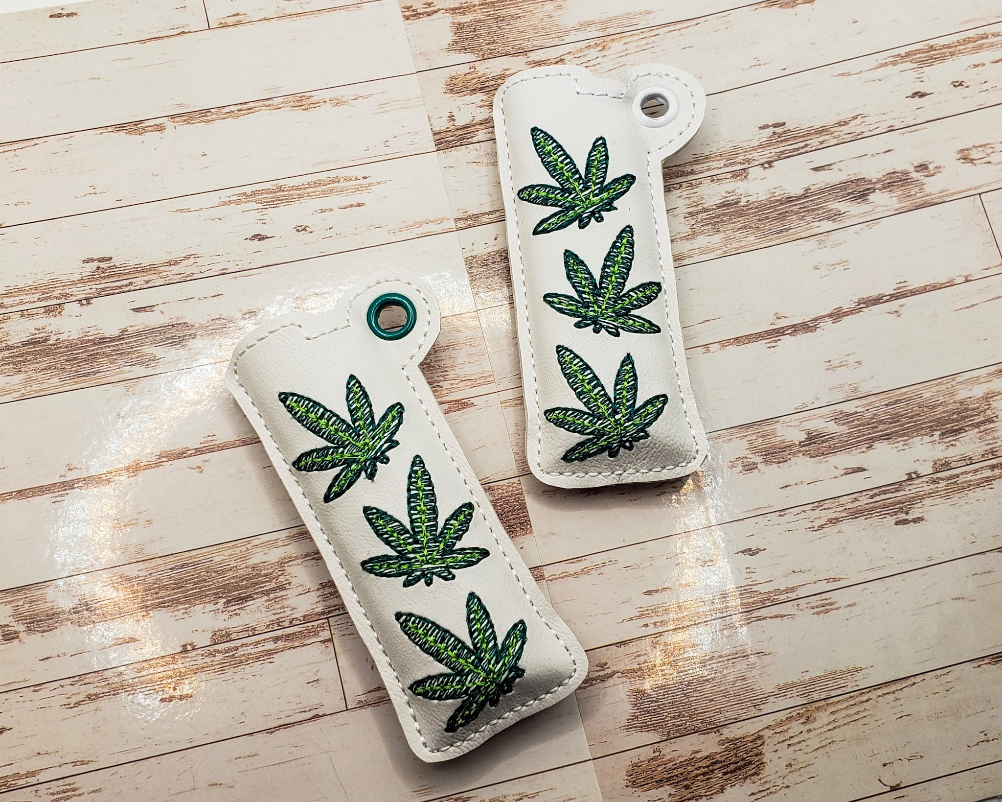 Estuche para encendedor con hojas de cannabis