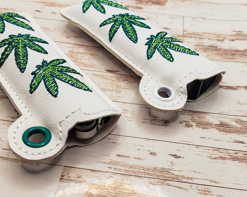 Estuche para encendedor con hojas de cannabis