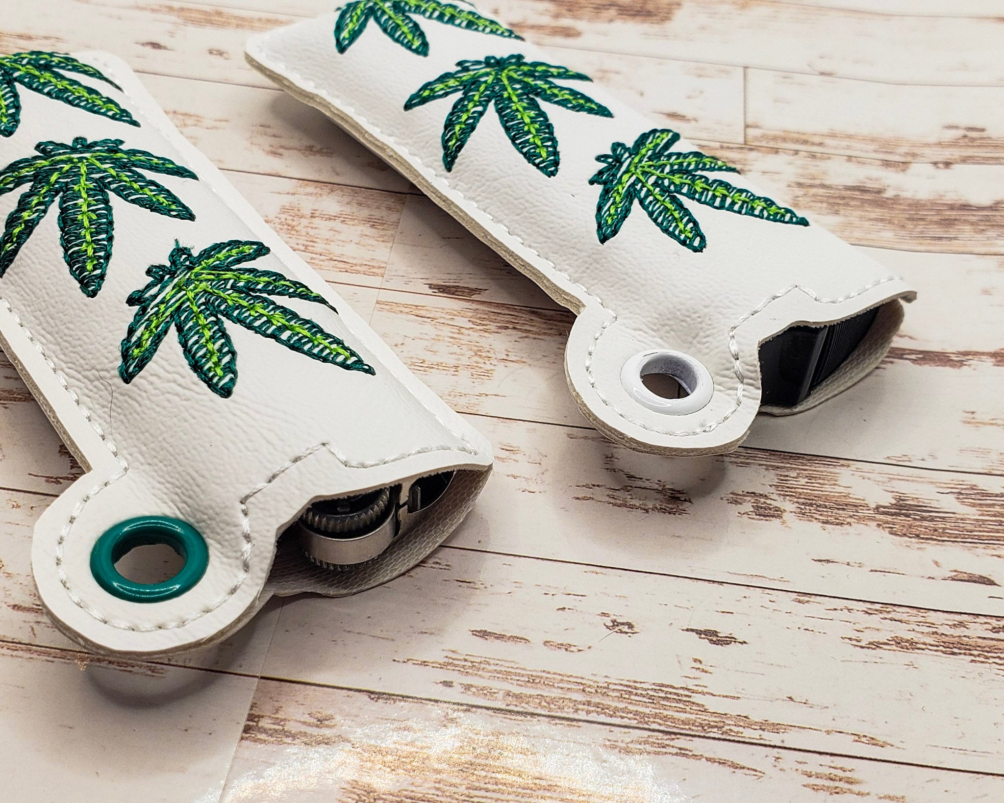 Estuche para encendedor con hojas de cannabis