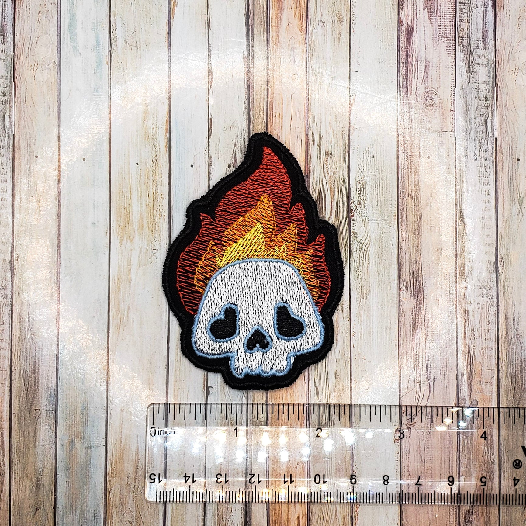 Patch thermocollant brodé crâne enflammé
