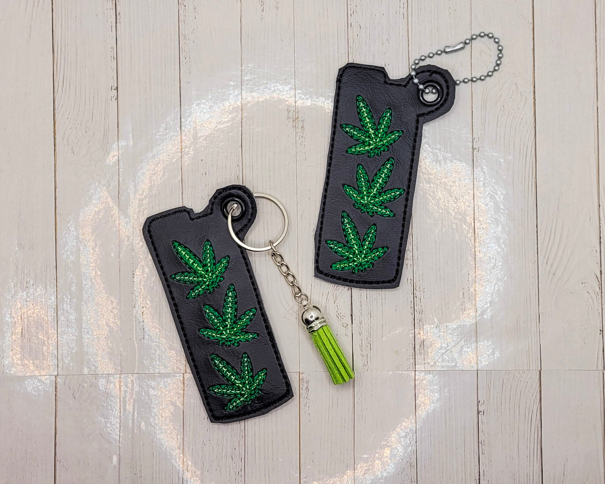 Estuche para encendedor con hojas de cannabis