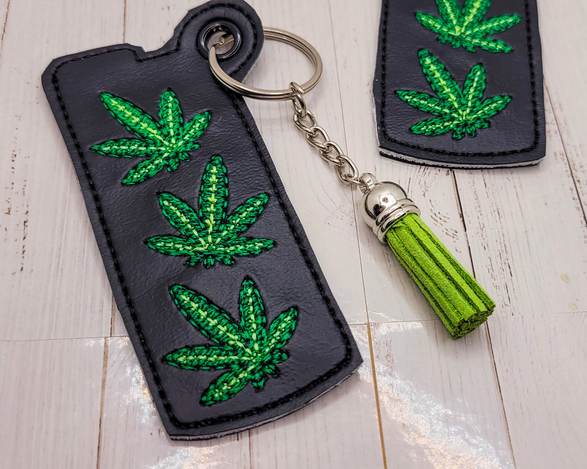 Estuche para encendedor con hojas de cannabis