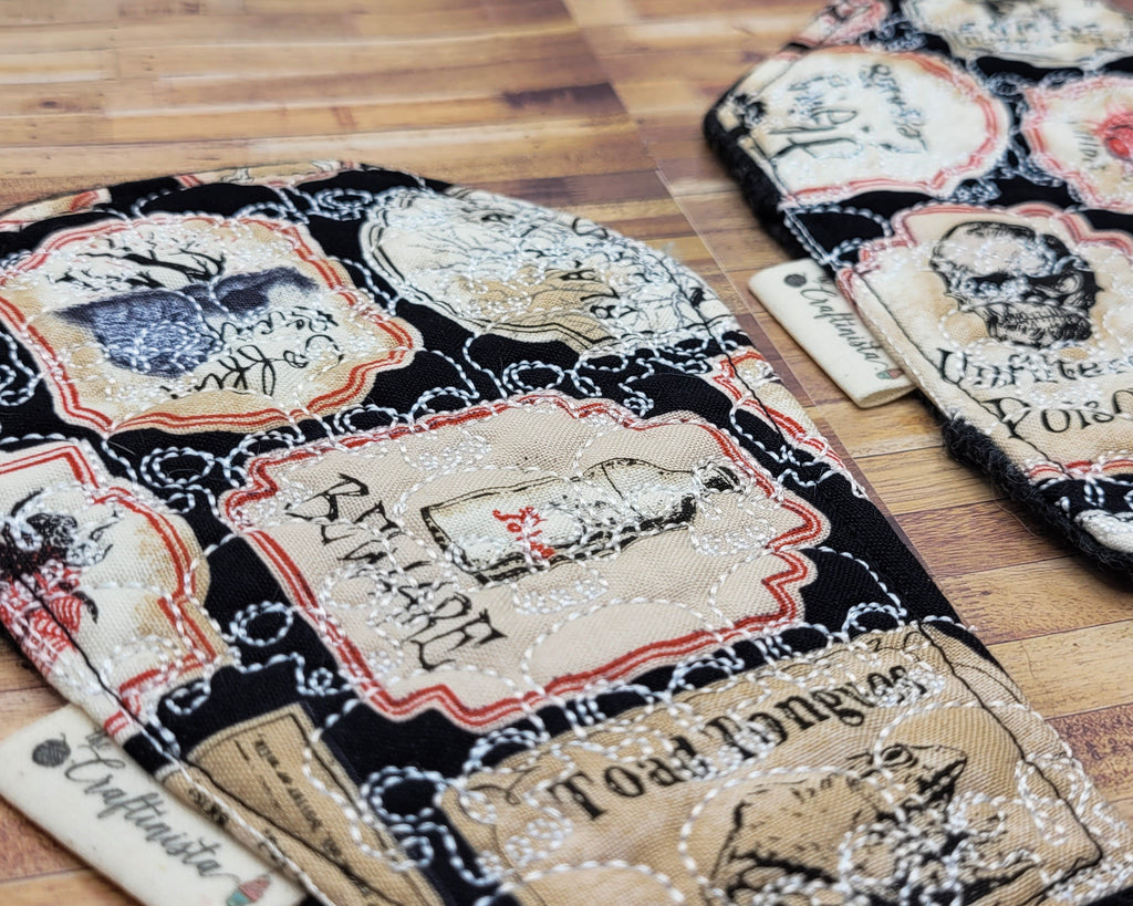 Tapete para taza con forma de ataúd bordado con calavera Nevermore