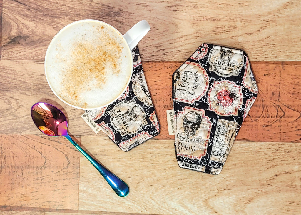 Tapete para taza con forma de ataúd bordado con calavera Nevermore