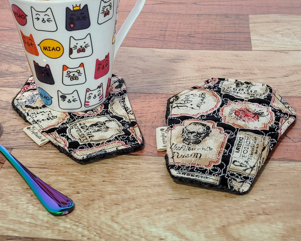 Tapete para taza con forma de ataúd bordado con calavera Nevermore
