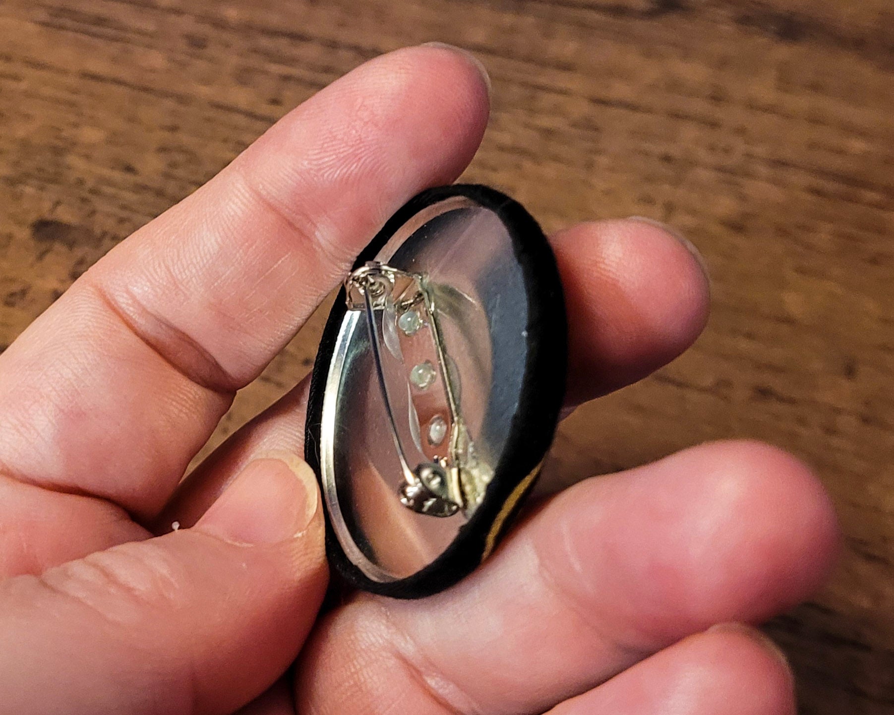 Pin de tela con forma de útero