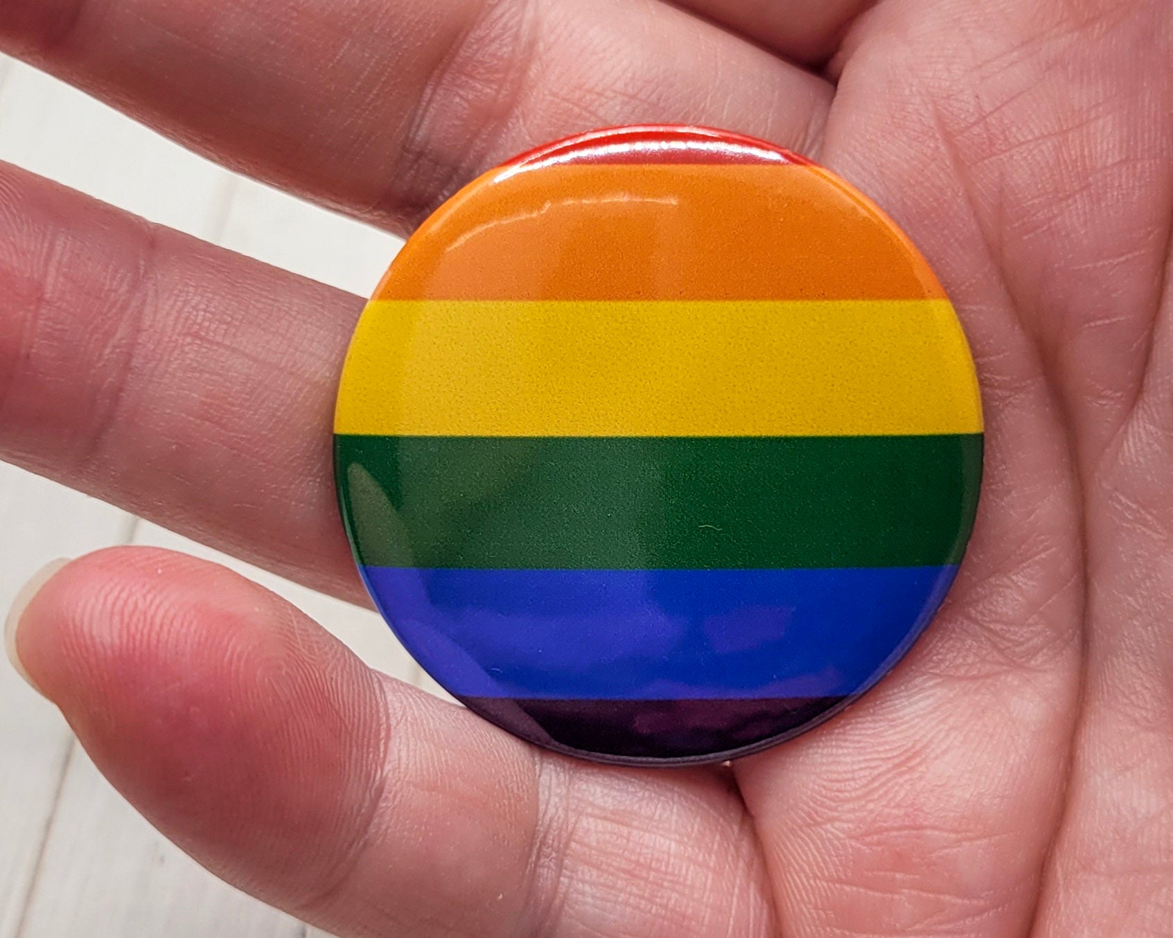 Botón con la bandera del orgullo