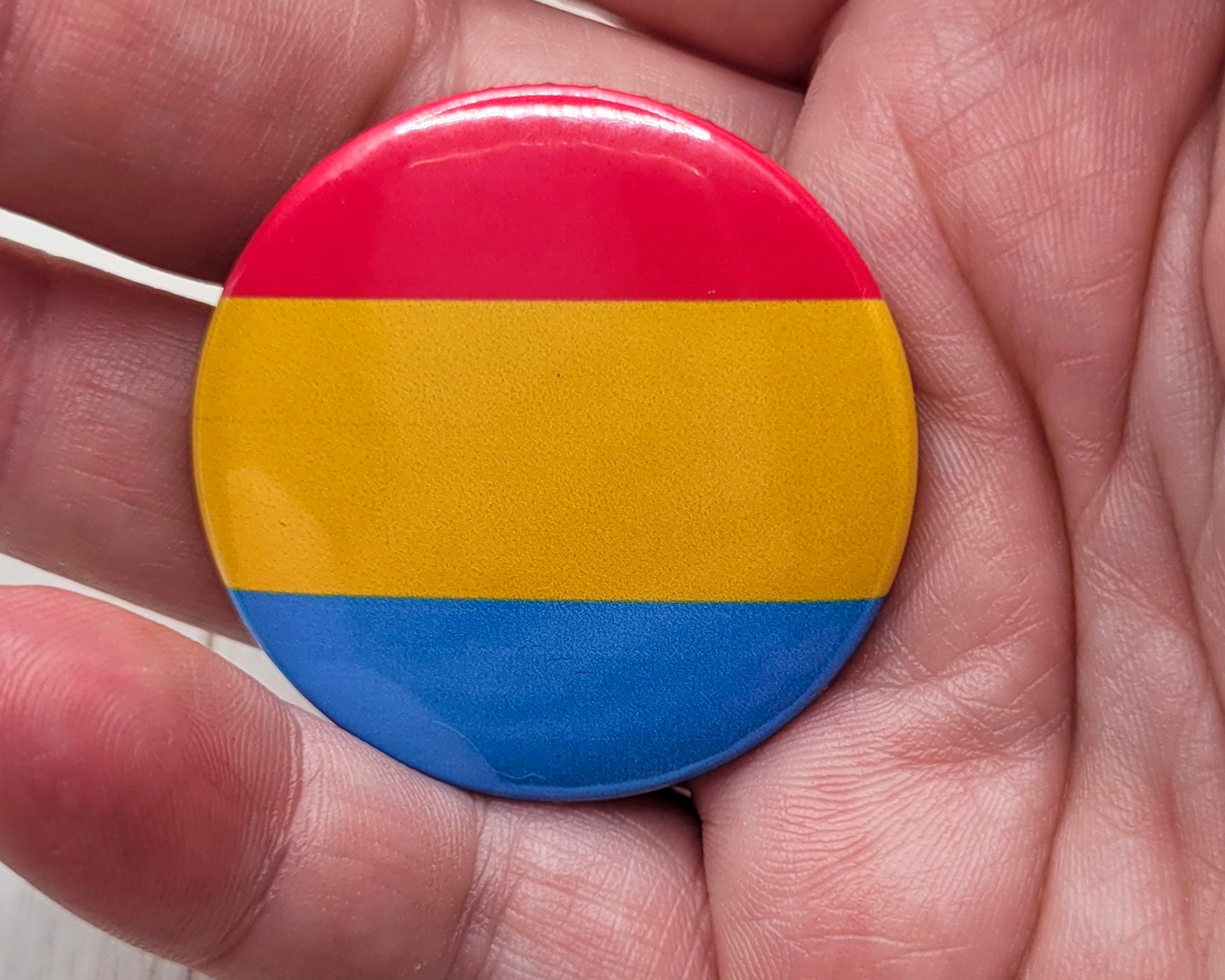 Botón con la bandera pansexual