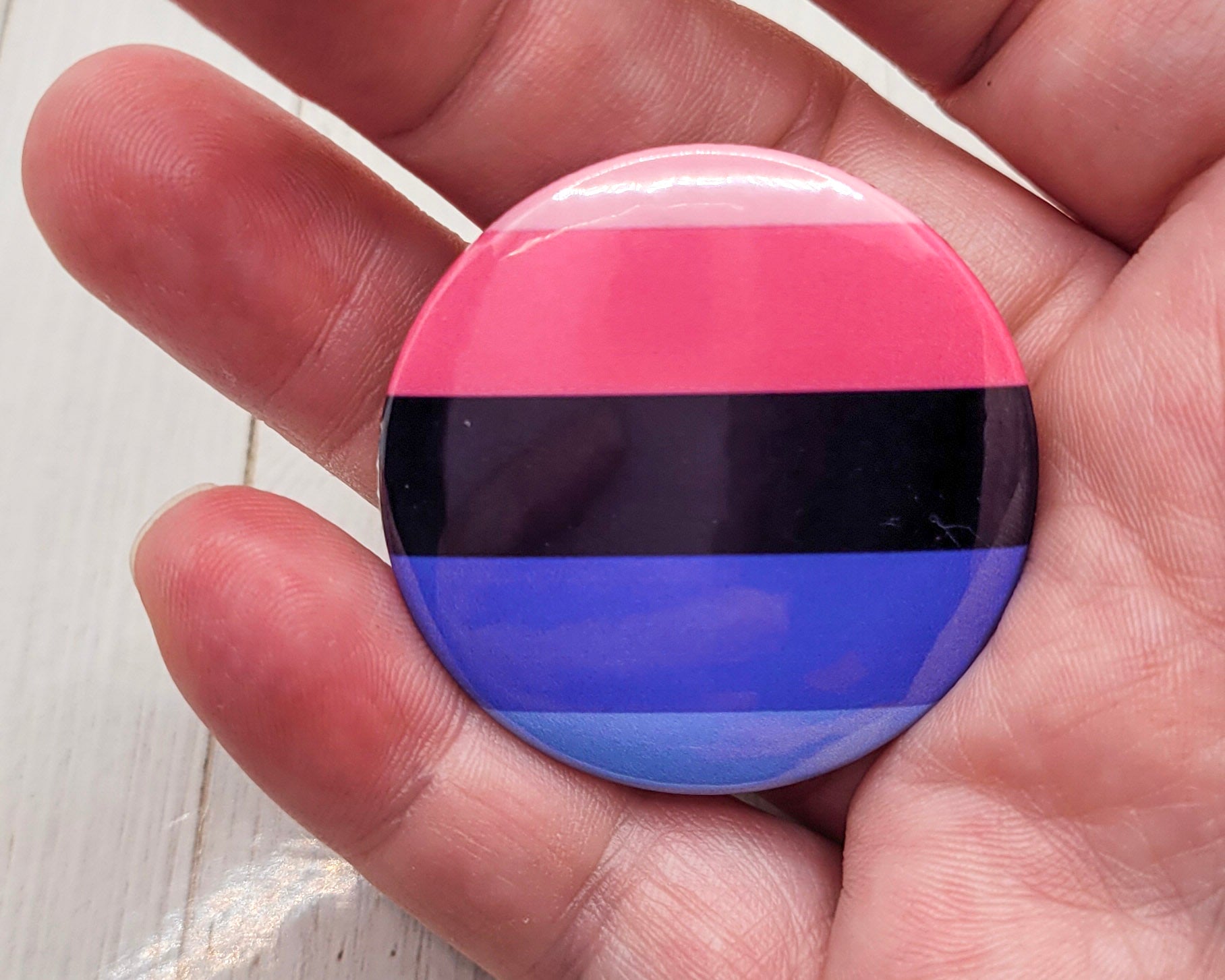 Botón con la bandera omnisexual