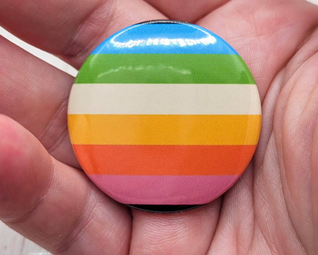 Botón con la bandera queer