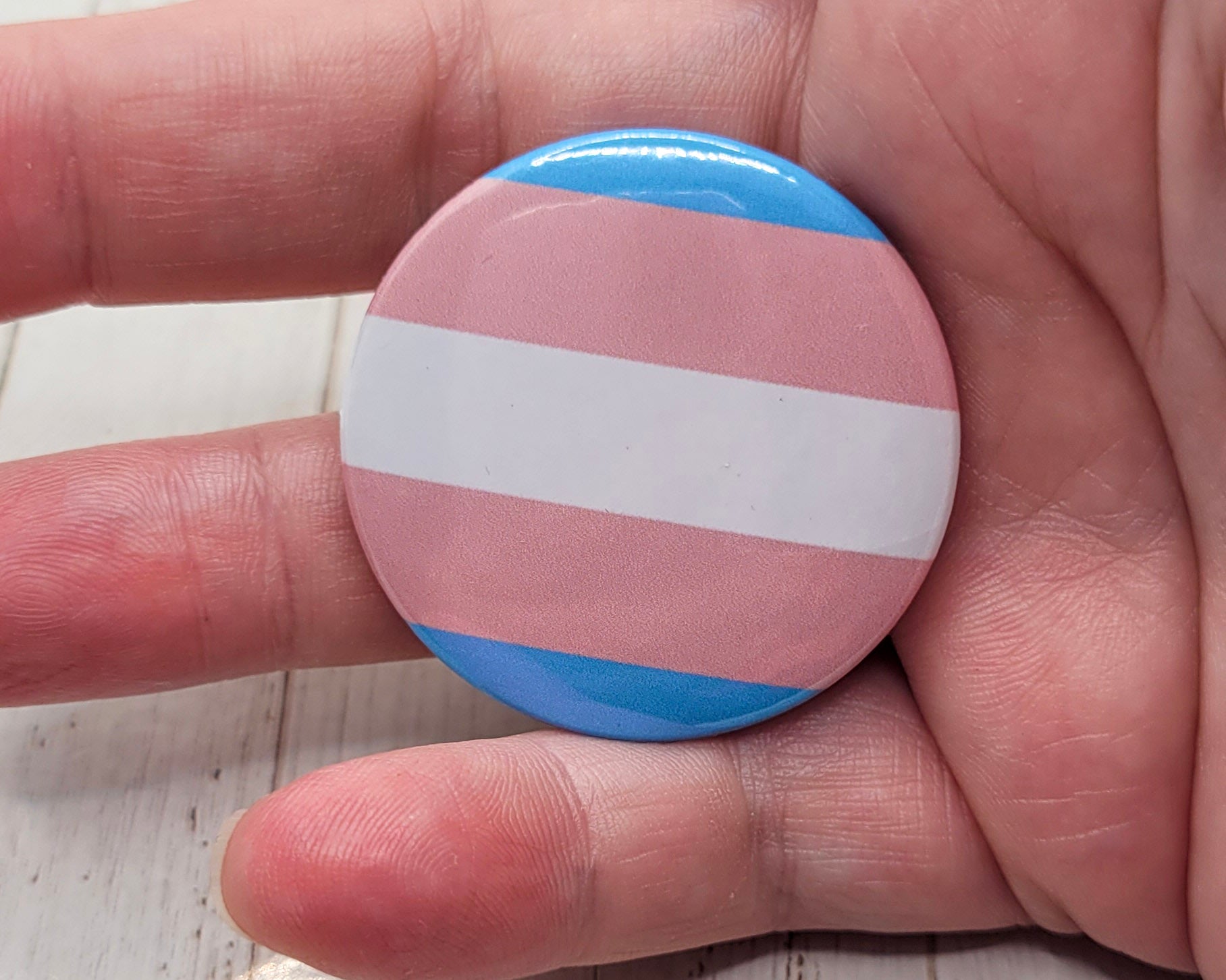Botón con la bandera transgénero