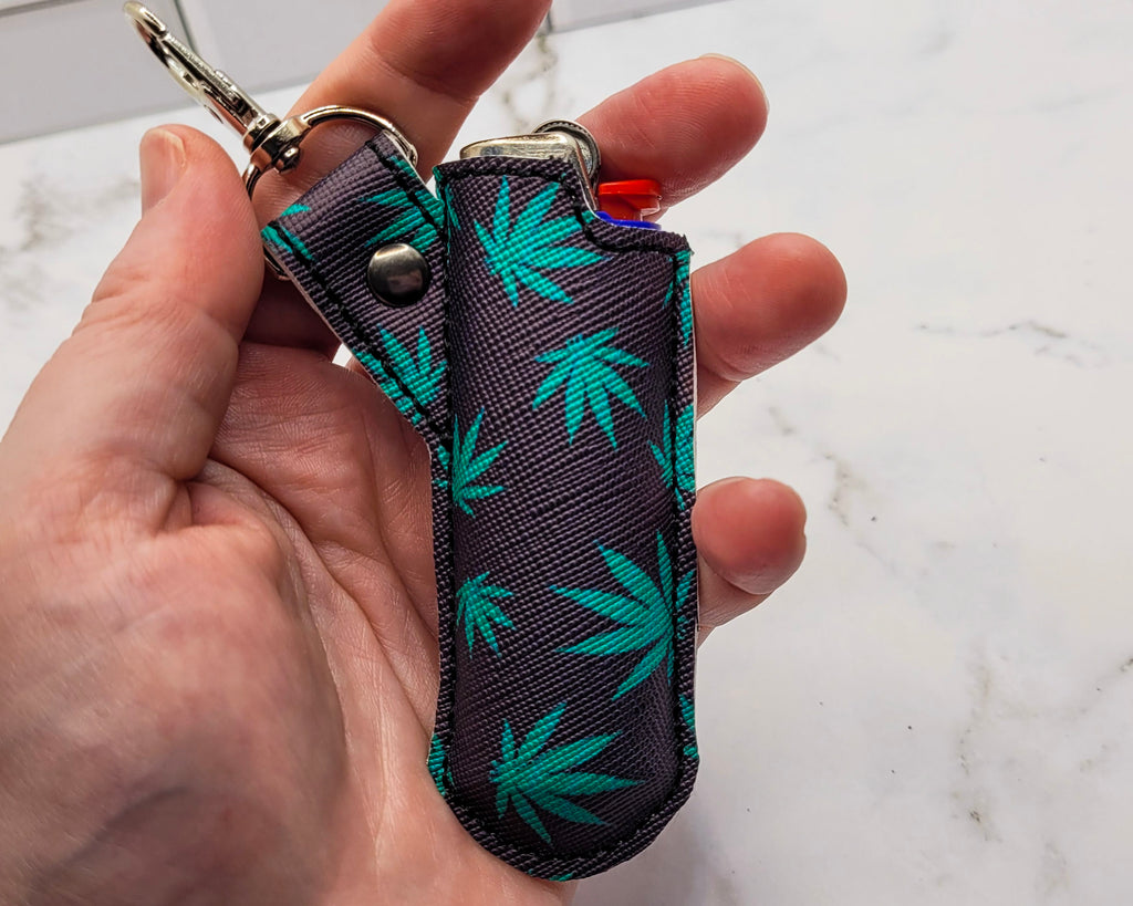 Estuche para encendedor con hojas de cannabis