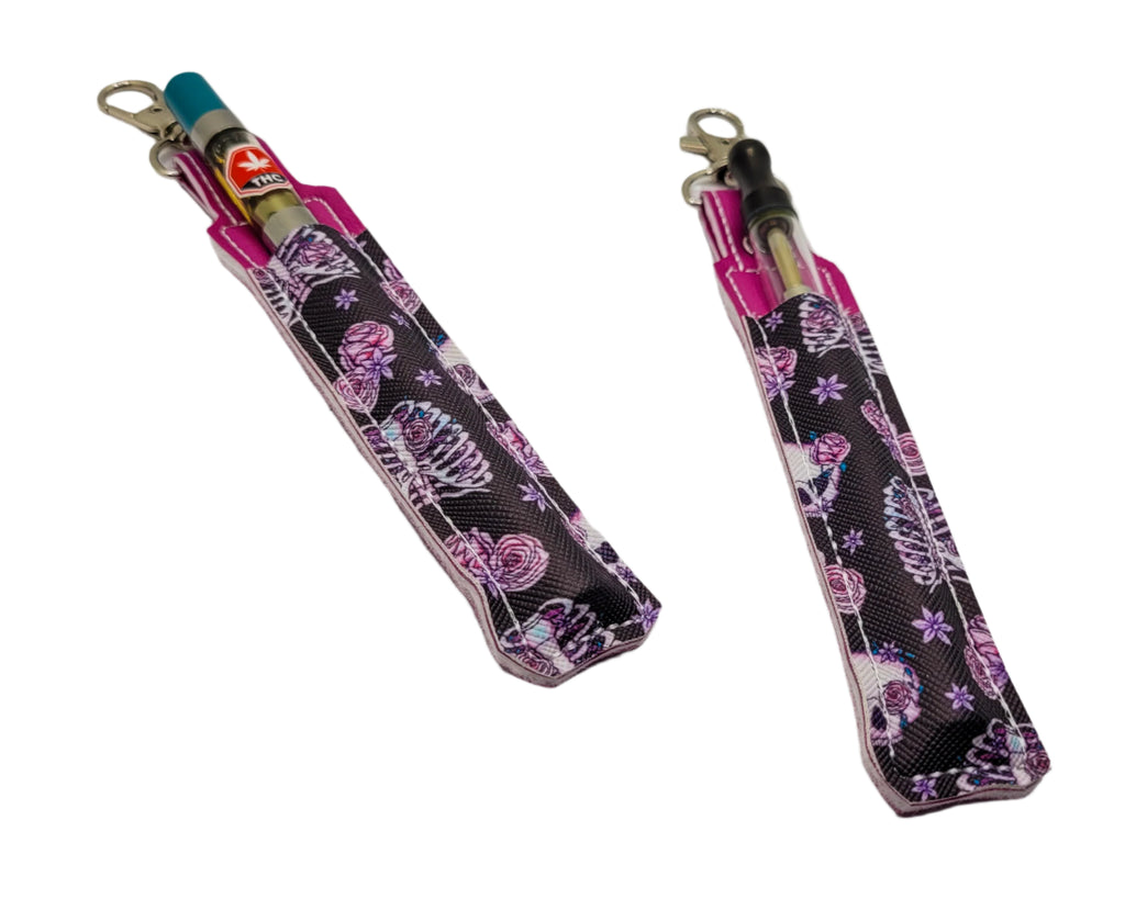 Estuche y portabolígrafos a cuadros con rosas y calaveras