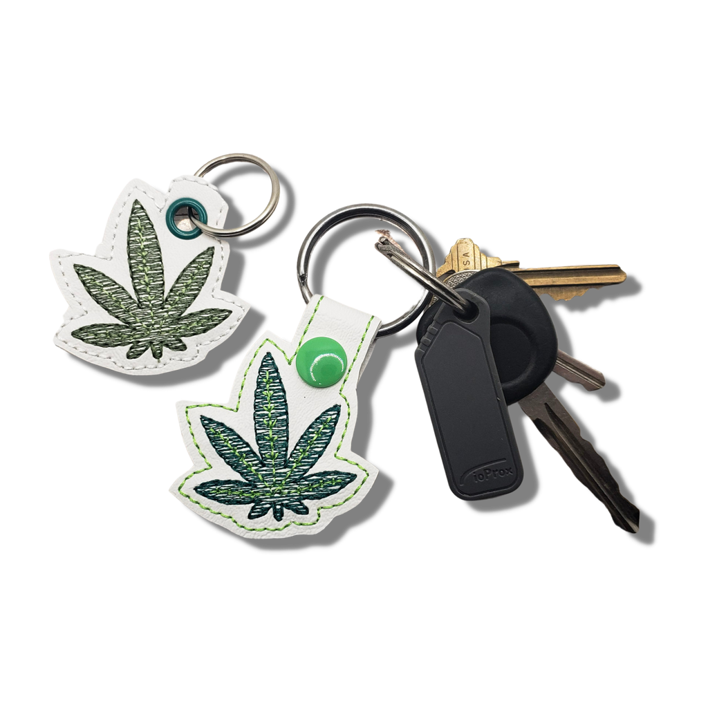Llavero de vinilo bordado con hoja de cannabis
