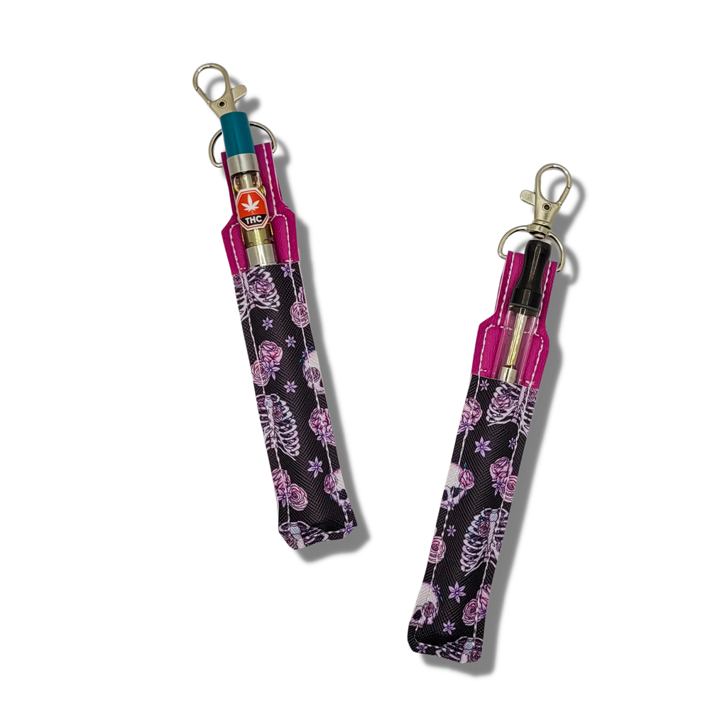 Estuche y portabolígrafos a cuadros con rosas y calaveras